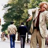 Le grand blond avec une chaussure noire