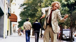 Le grand blond avec une chaussure noire