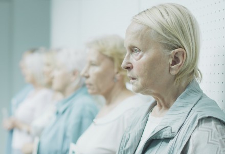 Une femme sur le toit